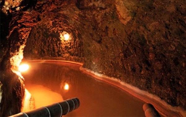 Bạn đã biết về công dụng chữa bệnh của suối nước nóng Onsen Nhật Bản dựa vào 7 màu sắc của làn nước